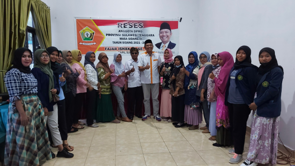 Anggota DPRD Provinsi Sulawesi Tenggara Partai Hanura Dapil IV Fajar Ishak Dg Jaya saat berkunjungu ke Kelurahan Kolese Kota Baubau Rabu (5/10)