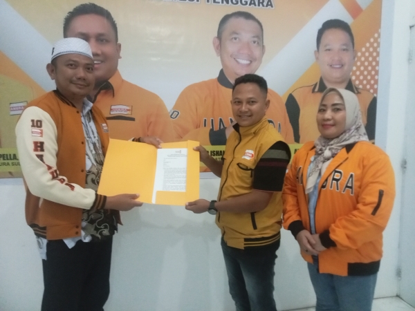 Fajar Ishak Daeng Jaya diterima Ketua panitia Ahmad Muhaimin saat mendaftar sebagai calon Ketua DPD Hanura