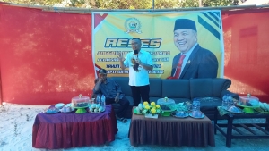 Aksan Jaya Putra (AJP) saat memebrikan penjelasan kepada warga saat reses di Kleurahan Mangga Dua Kecamatan Kendari