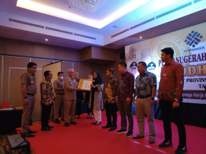 Wagub Sultra, H lukman Abunawas didampingi Kadis Trasnaker Sultra, LM Ali Haswandi saat menyerahkan penghargaan Siddhakarya kepada pemenang 