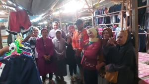 Wali Kota Baubau La Ode Ahmad Monianse berbincang dengan Ibu Ibu Penjual RB di Pasar Wameo Jumat (6/1/2023)