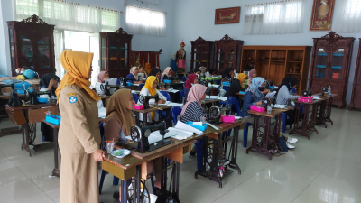 Suasana kegiatan pelatihan Menjahit oleh Dinas tenaga Kerja Kota Baubau (Foto:Bardin)