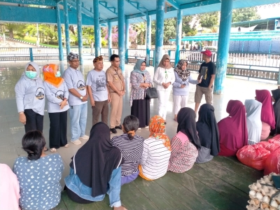 &lsquo;Grup Melai Peduli&rsquo; yang beranggotakan Anak Anak benteng Keraton Wolio saat Berbagi Rezeki kepada Keluarga dan Kerabat di Baruga Keraton Wolio Kamis (20/4/2023) 