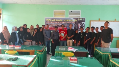 Para siswa SMAn 3 Baubau yang tergabung dalam Club Jurnalis pada pembukaan kegiatan Pelatihan Jurnalis di Kampus Hijau SMAN 3 Baubau
