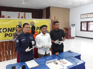 Kasatres Narkoba Polres Baubau, Iptu Joni Arani saat konpres pengungkapan kasus kurir narkoba