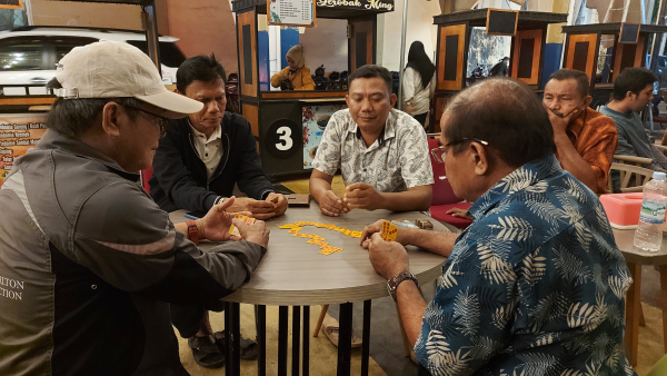 Suasana di Sekretariat Panitia Turamen Domino KKSS Kota Baubau di tetas Metro