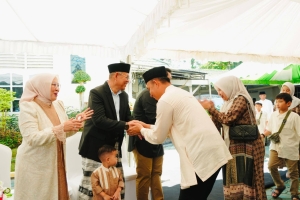 Wali Kota Baubau, H.Yusran Rahim bersama Ibu saat menerima kunjungan warga di Rujabnya dalam rangka hari raya idul fitri