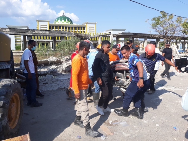 Sejumlah petugas BPBD, Basarnas, Damkar, Basarnas, Satpol PP, Kepolisian dan TNI saat tengah melakukan evakuasi di Selasar Bagunan Islamic Center Kota Baubau yang Ambruk