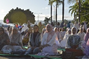 Wakil Wali Kota Baubau, Wa Ode Hamsinah Bolu shalat idhul Adha di Pantai Kamali Baubau