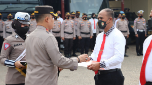 Kapolres Baubau, AKBP Erwin Pratomo,SIK saat memberikan penghargaan kepada Kasat Reskrim, AKP Najamuddin, SH MH