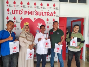 Plt Ketua SMSI Sultra, Sarjono usai donor darah
