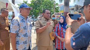 Walikota Baubau, La ode Ahmad Monianse (tengah0, anggota DPRD Sultra, Fajar Ishak dan Kadis Perindag Sultra, Hj Siti Saleha saat di Kota Baubau, senin (14/11/2022)