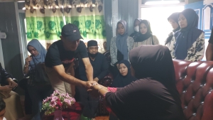 Kepala SMAN 3 Baubau La Ode Mustafa, S.Pd menyerahkan santunan kepada keluarga Siswa yang menjadi Korban kebakaran