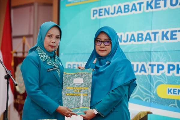 Pelantikan Ny. Reffiani Dwiatmo Rasman sebagai Ketua TP PKK Kota Baubau oleh Ketua TP PKK Provinsi Sultra Ny. Wa Ode Munanah di Kendari Jumat (6/10/2023)