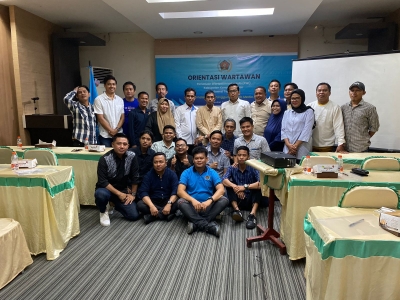 Ketua PWI Sultra, Sarjono bersama peserta orientasi wartawan yang dilaksanakan PWI Konsel
