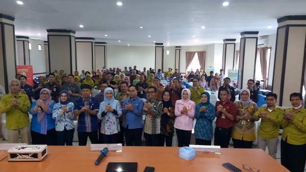 Wakil Wali Kota Baubau bersama peserta Raker Forum Kota Baubau sehat Kamis (27/3/2025)
