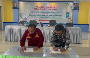 Kadis Dukcapil Baubau dan Kepala Kantor Imigrasi Kelas II Non TPI Baubau pada acara Penandatanganan Kerja Sama (PKS) di Baubau Kamis (2/11/2023)