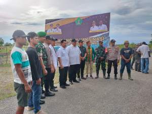 Gubernur Sultra, Ali Mazi didampingi Kadis Tanaman Pangan dan peternakan Sultra, Muh Djudul, Bupati Kolut dan warga saat launching pemebrian dosis PMK beberapa waktu lalu. Foto : IST