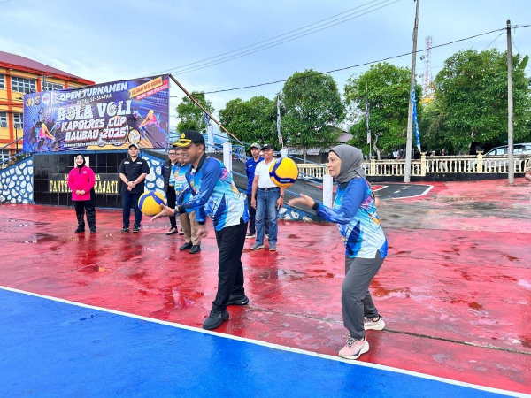Kapolres Cup Baubau Tahun 2025 resmi dibuka di tandai moment Kapolres Baubau bersama Wakil Walikota baubau melakukan service bola di lapangan pertandingan.