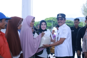 Penjabat (Pj) Bupati Bombana Edy Syharmanto bersama Hj. Siti Saleha Kepala Dinas Peridag Pemrov Sultra dalam pelaksanaan Kegiatan Pasar Murah di Gedumg eks MTQ Ruang Terbuka Hijau (RTH) Kasipute, Kabupaten Bombana. Foto: Istimewa