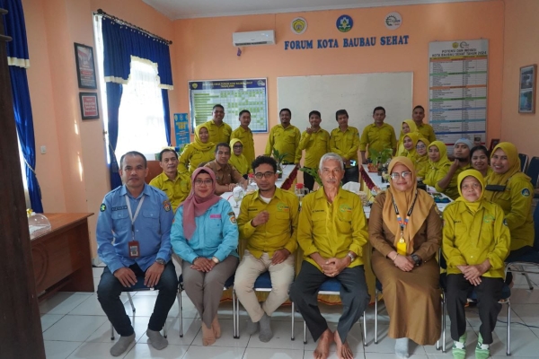 Pengurus FKS Baubau bersama Tim Pembina KKS Tingkat Provinsi Sultra di sekretariat FKS Baubau