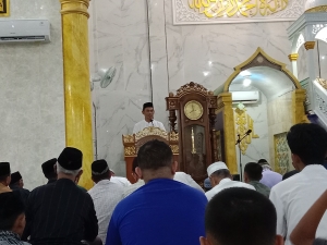 Lurah Bone-Bone Ramadhan, A.Md saat mengisi mimbar ceramah di Masjid Nurul Ikhsan Selasa Malam (12/3/2024)
