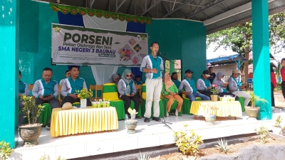 Kepala SMAN 3 Baubau La Ode Mustafa, S.Pd saat membuka kegiatan Porseni SMAN 3 Baubau tahun 2023 Kamis (7/12/2003)