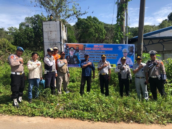 Pemasangan sepanduk himbauan Kemananan Keselamatan Ketertiban dan Kelancaran Lalulintas (Kamseltibcar lantas) di wilayah hukum Polres Baubau guna menekan angka kecelakaan lalu lintas, Rabu (01/02/2023)