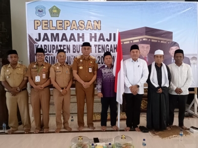 Pj Bupati Buteng H Kostantinus Bukide dan Kepala Kepala Kemenag Buteng Dr Abdul Rahman Jaya bersama jajaran Pemkab Buteng berfoto pada acara pelepasan 31 JCH Buteng