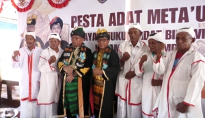 Bupati BUsel H Muh Adios didampingi Pj Sekda Busel La Ode Harwanto bersama Tokoh Adat BInawakili Siompu pada Pesta Adat Meta;uA
