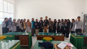 Para mahasiswa Peserta PLP2 UM Buton di SMAN 3 Baubau saat kegiatan pelepasan Sabtu (17/5/2025)