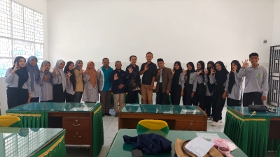 Para mahasiswa Peserta PLP2 UM Buton di SMAN 3 Baubau saat kegiatan pelepasan Sabtu (17/5/2025)