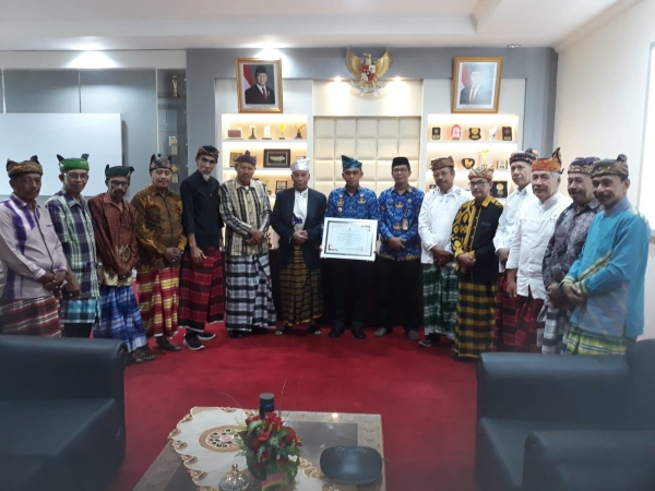 Lembaga Adat dan Budaya Kesultanan Buton (LABKB) memberikan penghargaan kepada Pj Walikota Baubau, Muh Rasman Manafi yang mampu menyatukan lembaga adat Kesultanan Buton   Foto Ist