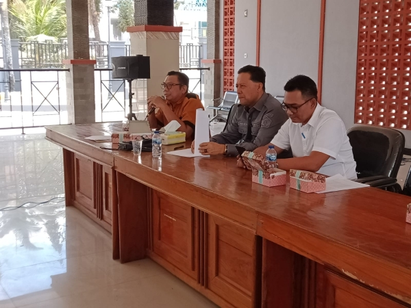 Ketua Komisi III DPRD Sultra, Suwandi Andi (tengah) bersama Fajar Ishak Daeng Jaya (kanan) dan Abdul Salam Sahadia.(kiri) saat RDP
