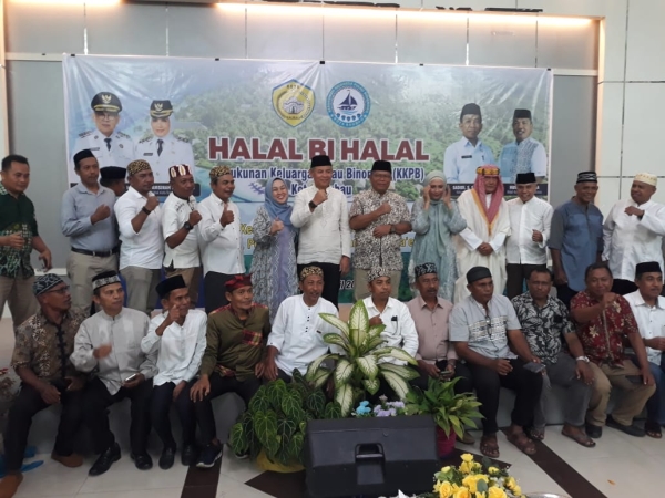 Foto bersama Wali Kota Baubau dan Wakil Wali Kota Baubau, Bupati Buton Selatan serta sejumlah tokoh masyatakat KKPB Kota Baubau
