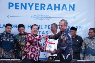 Wali Kota Baubau, H Yusran Fahim saat menerima LHP dari BPK RI Perwakilan Sultra