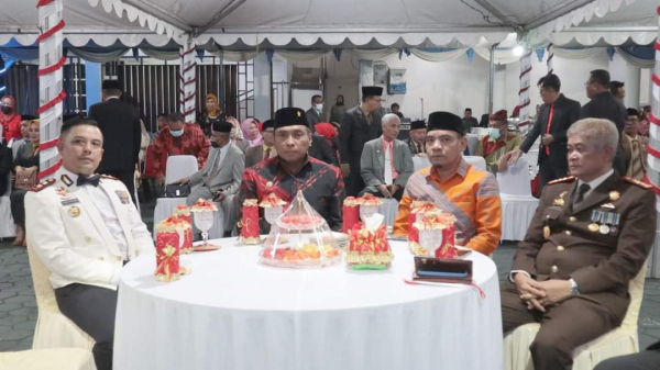 Wali Kota Baubau, La Ode Ahmad Monianse (Baju merah, Ketua DPRD Kota Baubau, H Zahari, Kapolres Baubau, AKBP Erwin Pratomoi, SIK dan Kajari Baubau, Jaya Putra saat menghadiri resepsi kenegaraan HUT RI ke 77 di Rujab Walikota Baubau