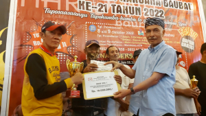 Pasangan Sultan - Tamrin Menerima Hadiah Sebesar Rp 10 Juta setelah berhasil meraih Juara 1  Turnamen Domino KKSS Baubau dalam Rangka HUT Kota Baubau ke-21 tahun 2022