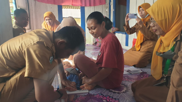Petugas Dinas Kesehatan Kabupaten Buton saat mengunjungi warga dalam rangka penurunan angka stunting