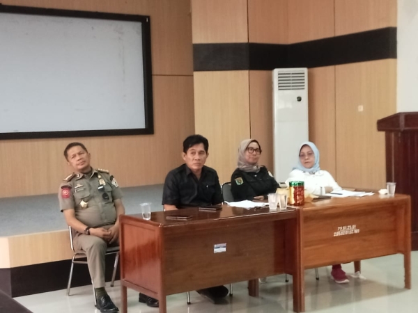 Kadis Transnaker Sultra, LM Ali Haswandy (kedua dari kiri) didampingi kepala bidang dan perwakilan Satpol PP saat menerima aspirasi pekerja dalam rangka hari buruh internasional
