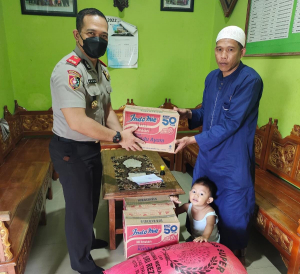 I Gede Raka M saat menyerahkan sembako