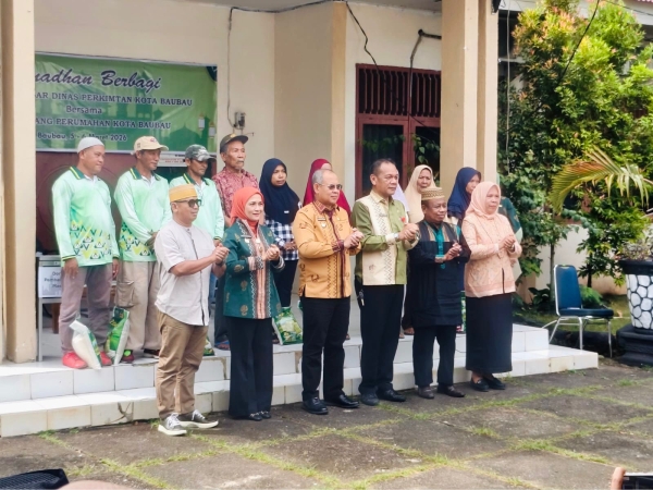 Wali Kota Baubau, H.Yusran Fahim bersama Wawali Wa Ode Hamsinah Bolu saat menyerahkan kan bantuan beras kepada warga melalui Dinas Perkimtan 