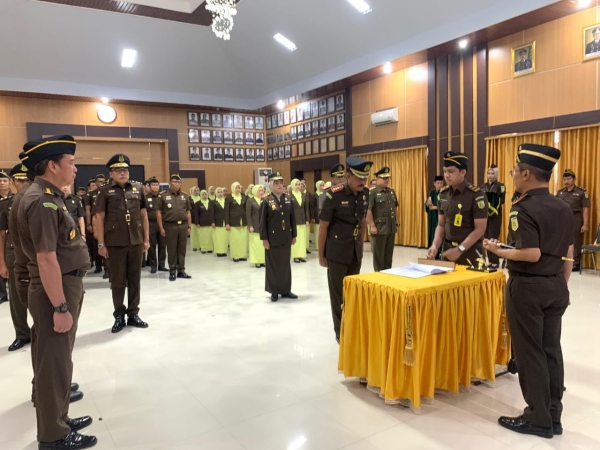 Kajari Baubau, Fatkhuri, SH saat menandatangani naskah pelantikan disaksikan Kajati Sultra