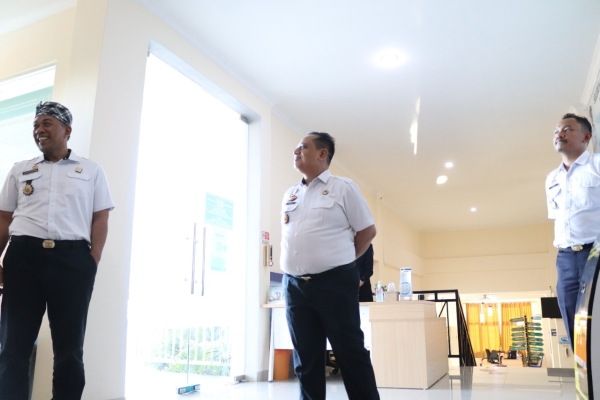 Irwil II Inspektorat Jendral Kemenkumham RI, Lilik Sujandi didampingi Kakanim Baubau, Teguh Santosa saat melihat langsung fasilitas keimigrasian dalam kunker nya di Baubau