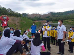 Ketua Umum PB PODSI Mochamad Basuki Hadimoeljono (rompi kuning) dan Ketua Pengprov PODSI Sultra H. Abdurahman Saleh