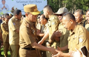 Gubernur Sultra, Andi Sumangerukka saat menyalami ASN pada apel Perdana paska libur lebaran  Foto Ist