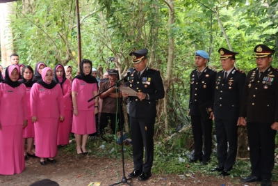 Kapolres Baubau AKBP Bungin Masokan Misalayuk, SH, SIK, M,Si Pimpin Pemakaman Anggota Polres Baubau yang meninggal dunia Jumat (2/6/2023) foto : ist