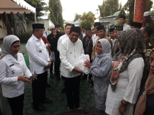 Wakil Gubernur Sulawesi Sultra Ir. H. Hugua., M.LING. didampingi Walikota Baubau H. Yusran Fahin dan Wakil Walikota Baubau Ir. Wa Ode Hamsinah Bolu saat menyerahkan paket Sembako untuk masyarakat Baubau