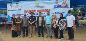 Sekda Prov Sultra, Asrun Lio, Pj Bupati Koltim, Abdul Azis, Kabid Perdagangan Dalam Negeri, La Ode  Muhammad Fitrah Arsyad saat menghadari pelaksanaan pasar murah
