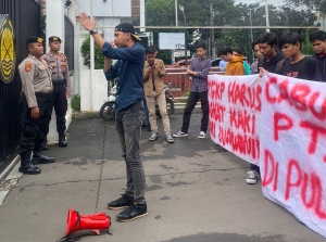 Himpunan Pemuda 21 Nusantara (HP21N) dan Forum Komunikasi Mahasiswa Wawonii Indonesia (FORKOMNI) melakukan aksi unjuk rasa depan Kantor Kementrian ESDM Rabu (15/3/2023)